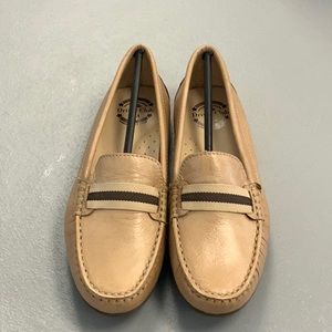 Women’s Driver Club Mulberry 2 in color Beige Everest Size 6. NWT